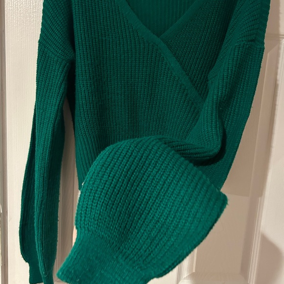 UK2LA Women's Green V-Neck Sweater - Picture 6 of 9